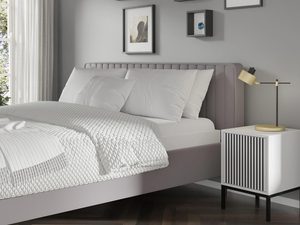 Miniatura 12 - Moderní bílý noční stolek se svislými lamelami, černé nohy, minimalistický styl