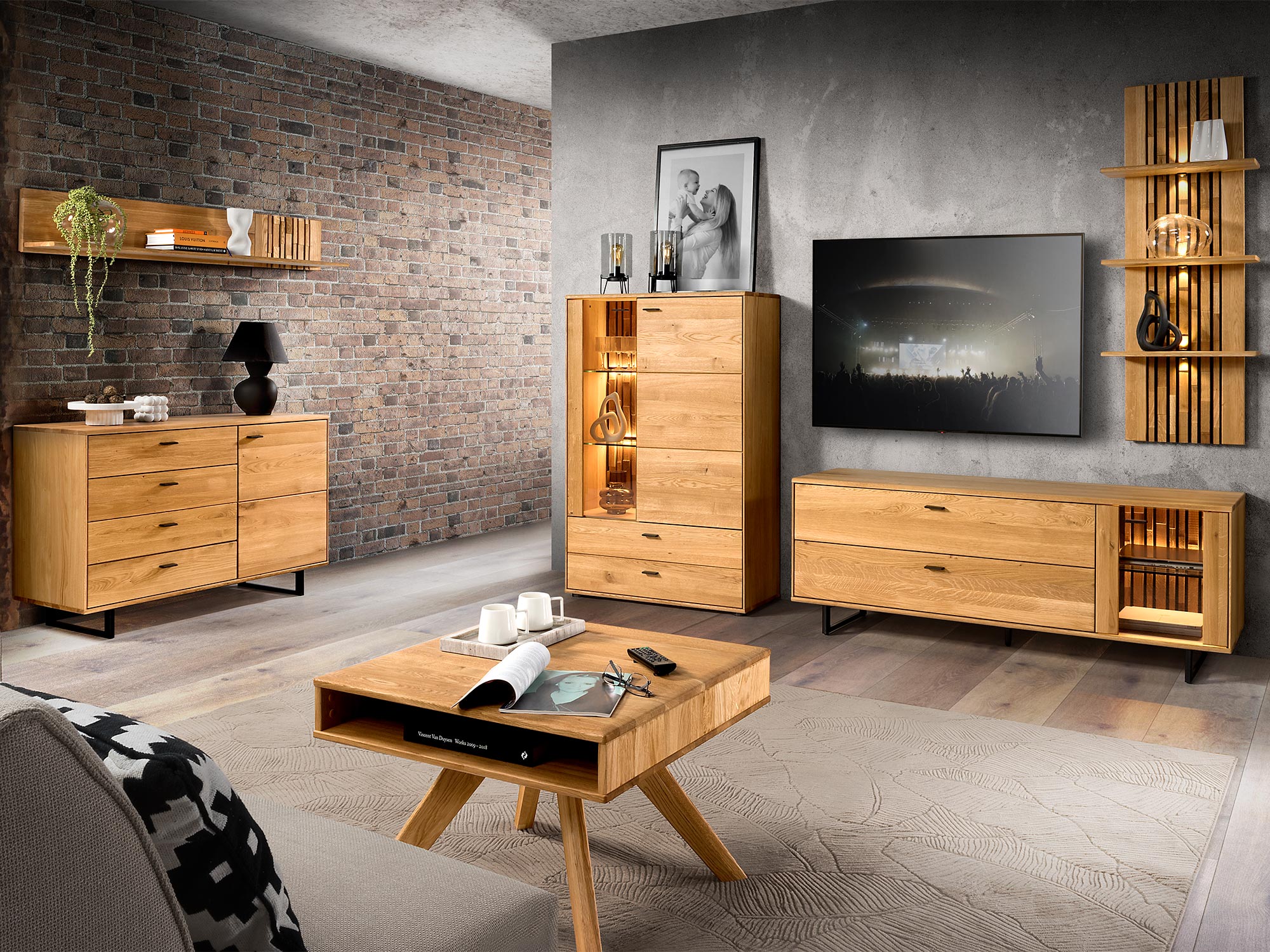 Salon w stylu industrialnym z drewnianymi meblami i podświetleniem LED, aranżacja wnętrza