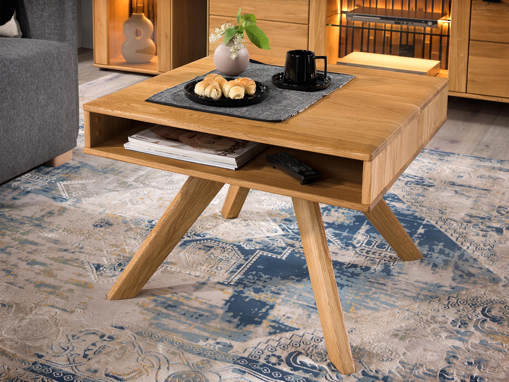 Drewniany stół kawowy w stylu industrialnym, solidne nogi, dąb litego drewna