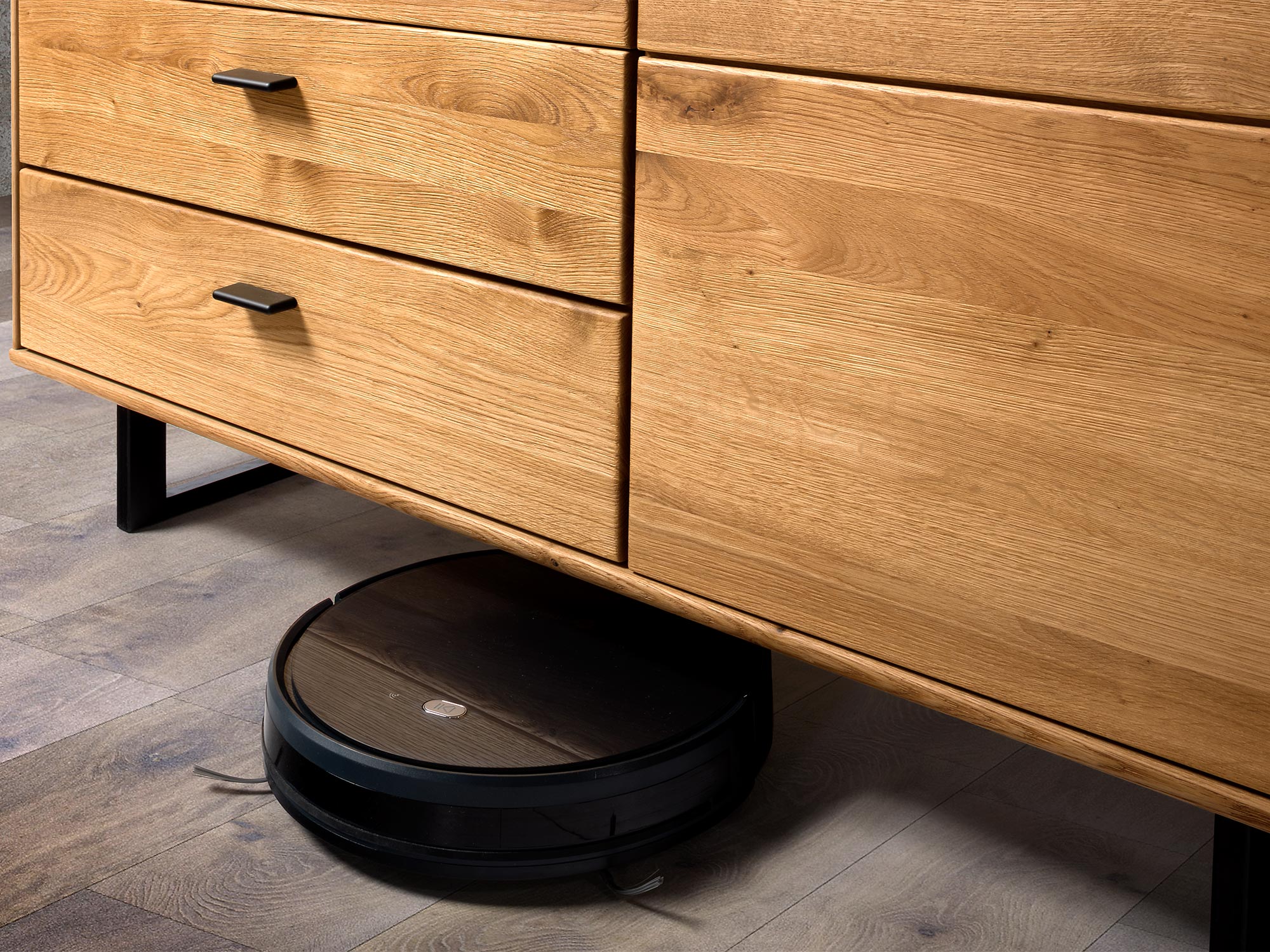 Zbliżenie na detal komody drewnianej