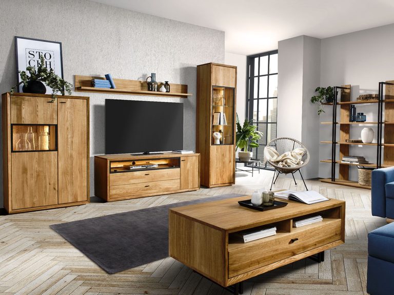 Drewniany stolik kawowy, prosty design, dąb litego drewna na tle salonu