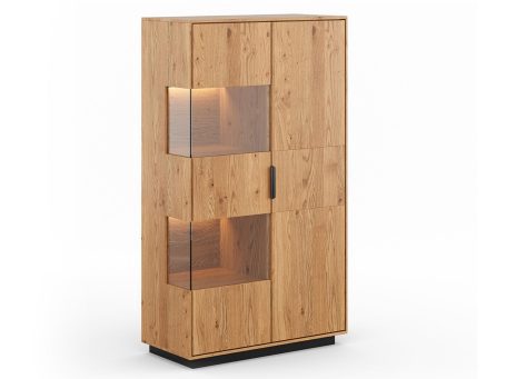 Drewniana witryna z podświetleniem LED i szklanymi elementami