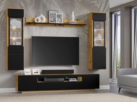 Zestaw mebli RTV z drewnianymi półkami i czarnymi frontami w loftowym stylu