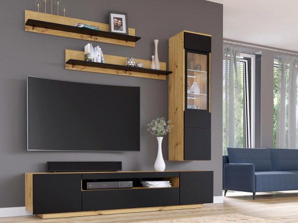 TV skříňka s dřevěným deskou, černým korpusem a otevřenými policemi v industriálním stylu
