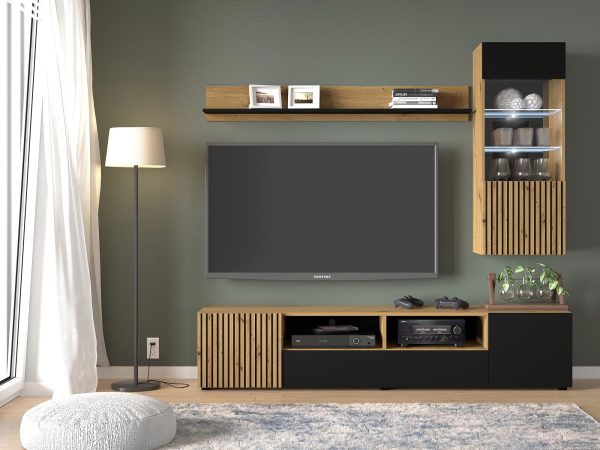 Sestava nábytku RTV s dřevěnými čely a černými korpusami v industriálním stylu