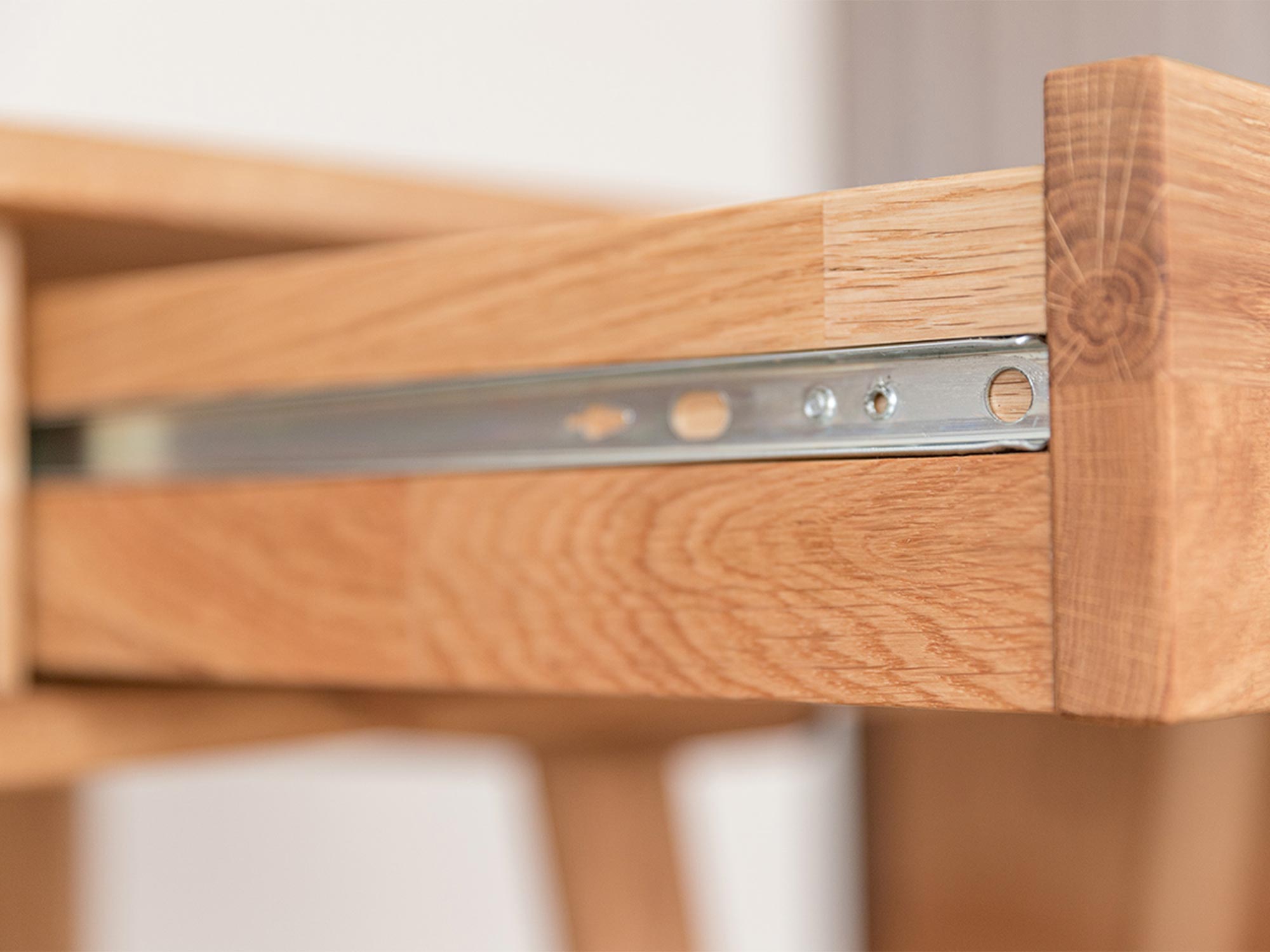 Detal prowadnic w szufladzie od komody dębowej
