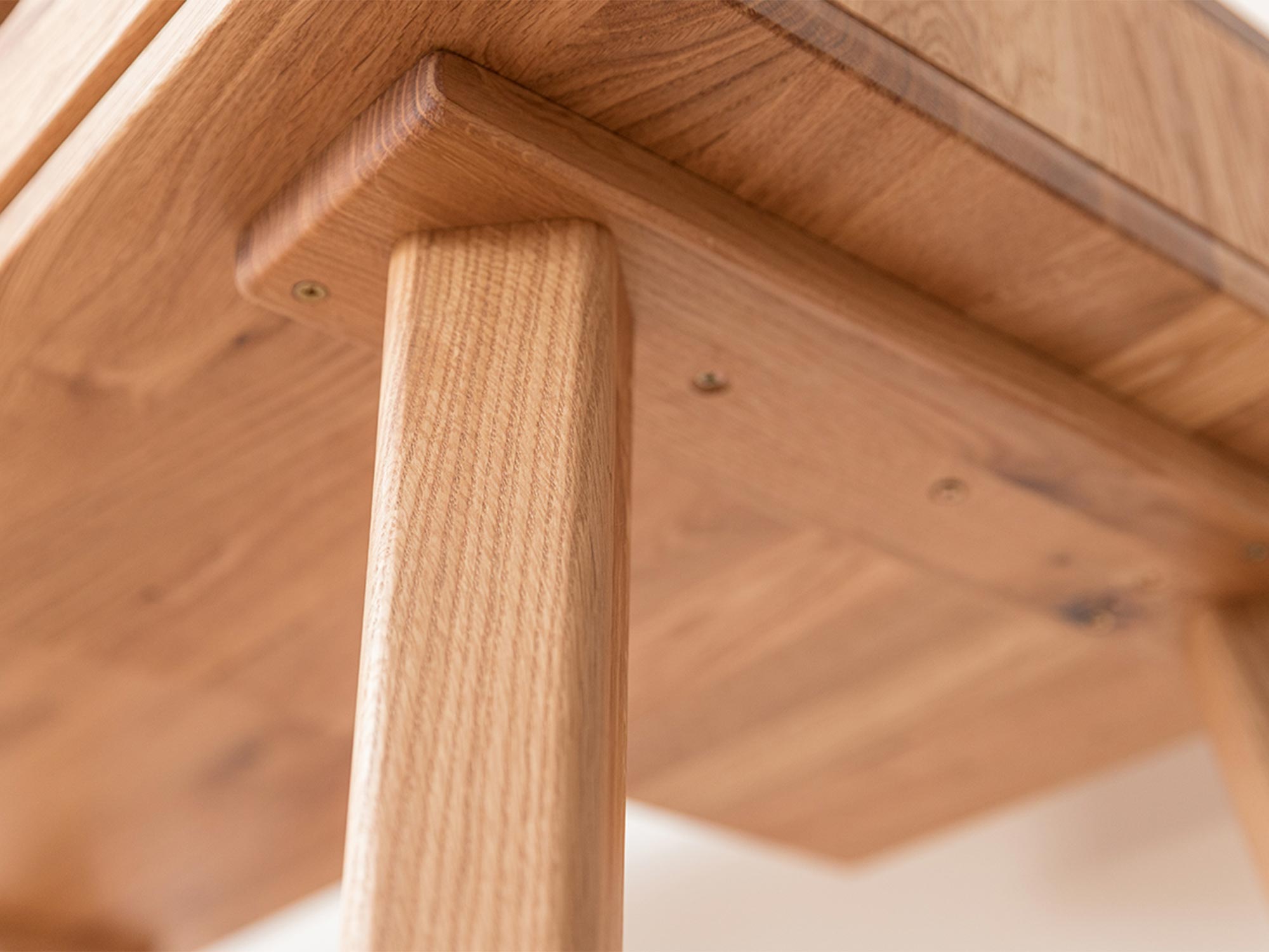 Zbliżenie nóg szafy dębowej, solidna konstrukcja