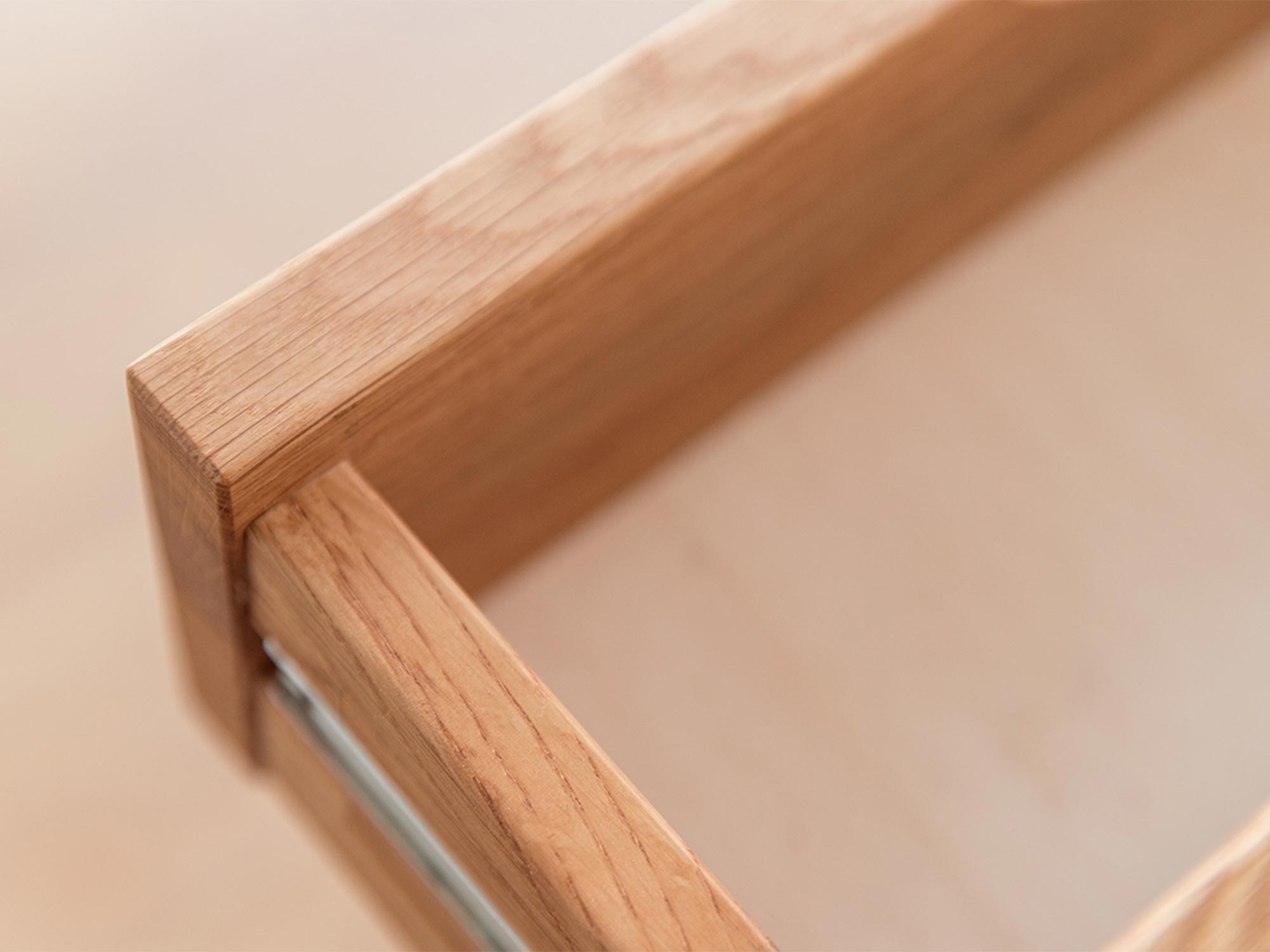 Detal szuflady wraz z prowadnicy w regale