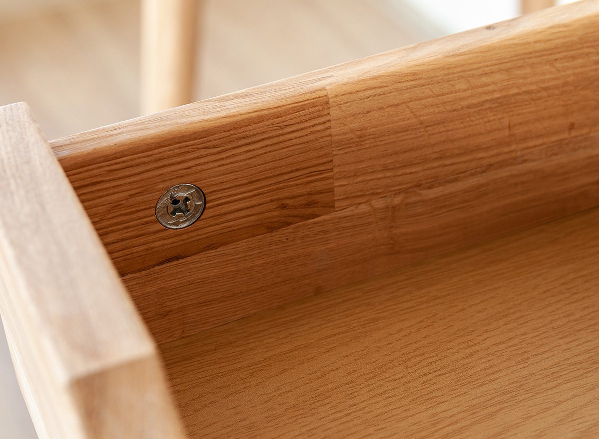 Detal szuflady w komodzie dębowej