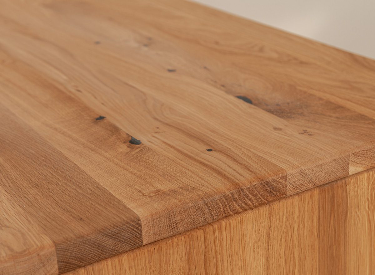 Zbliżenie blatu komody dębowej, naturalne usłojenie drewna