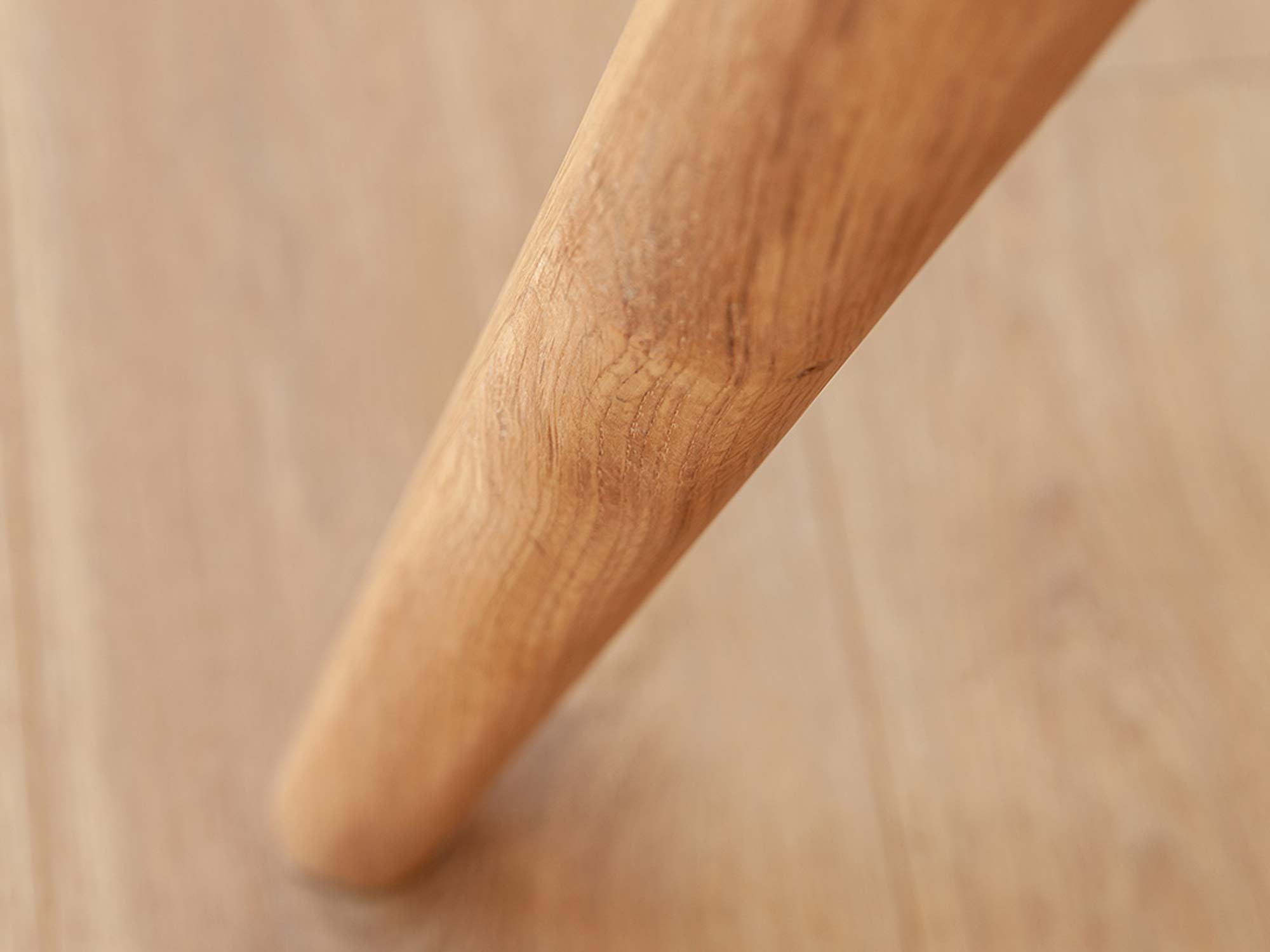 Detal nogi komody dębowej, naturalne drewno