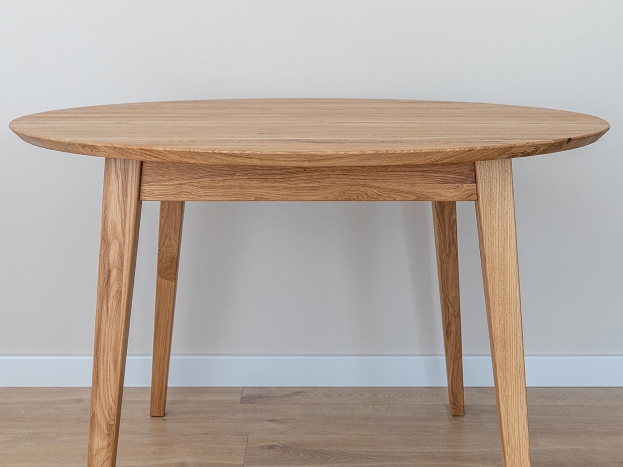 Okrągły stół dębowy, naturalne drewno, skandynawski styl