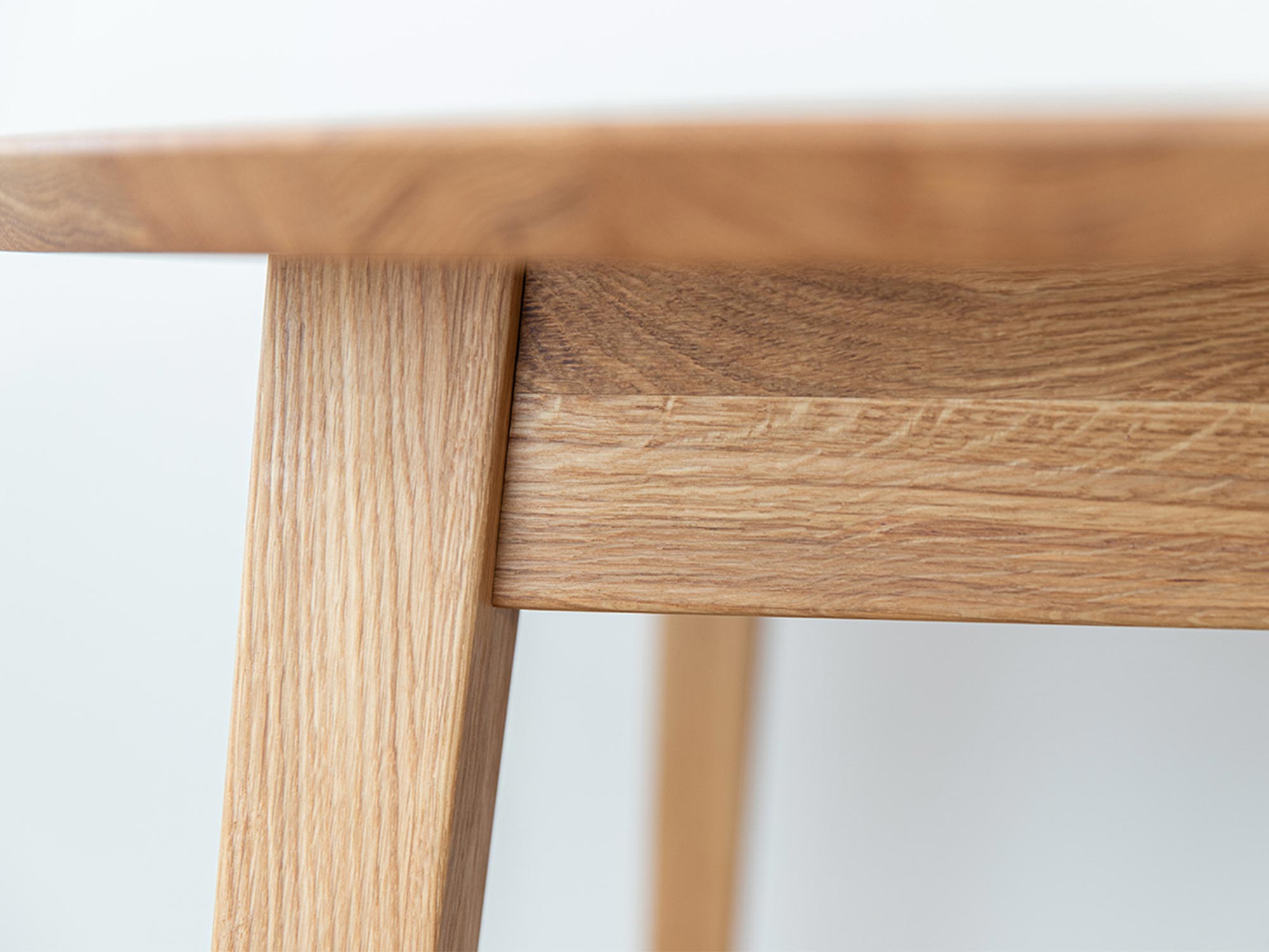Zbliżenie nogi stołu dębowego, minimalistyczny design