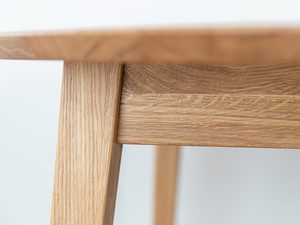 Miniaturka 2 - Detal blatu stołu dębowego, piękne usłojenie drewna