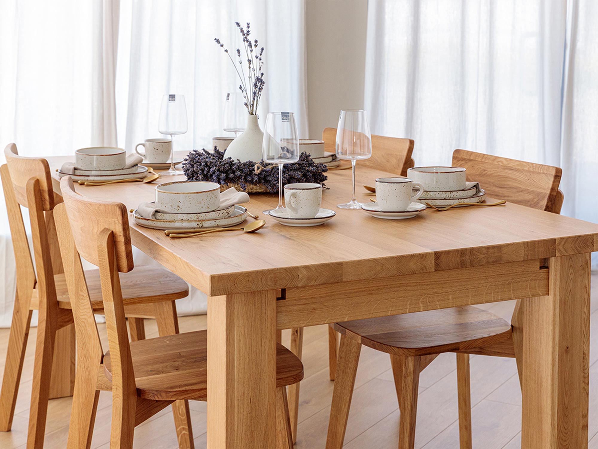 Zestaw stołu dębowego z krzesłami w jasnym wnętrzu, styl skandynawski