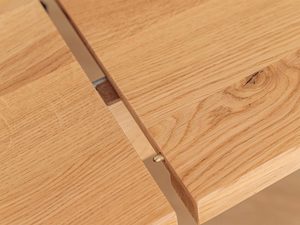 Miniaturka 11 - Zbliżenie na łączenie blatu drewnianego stołu, nowoczesny design