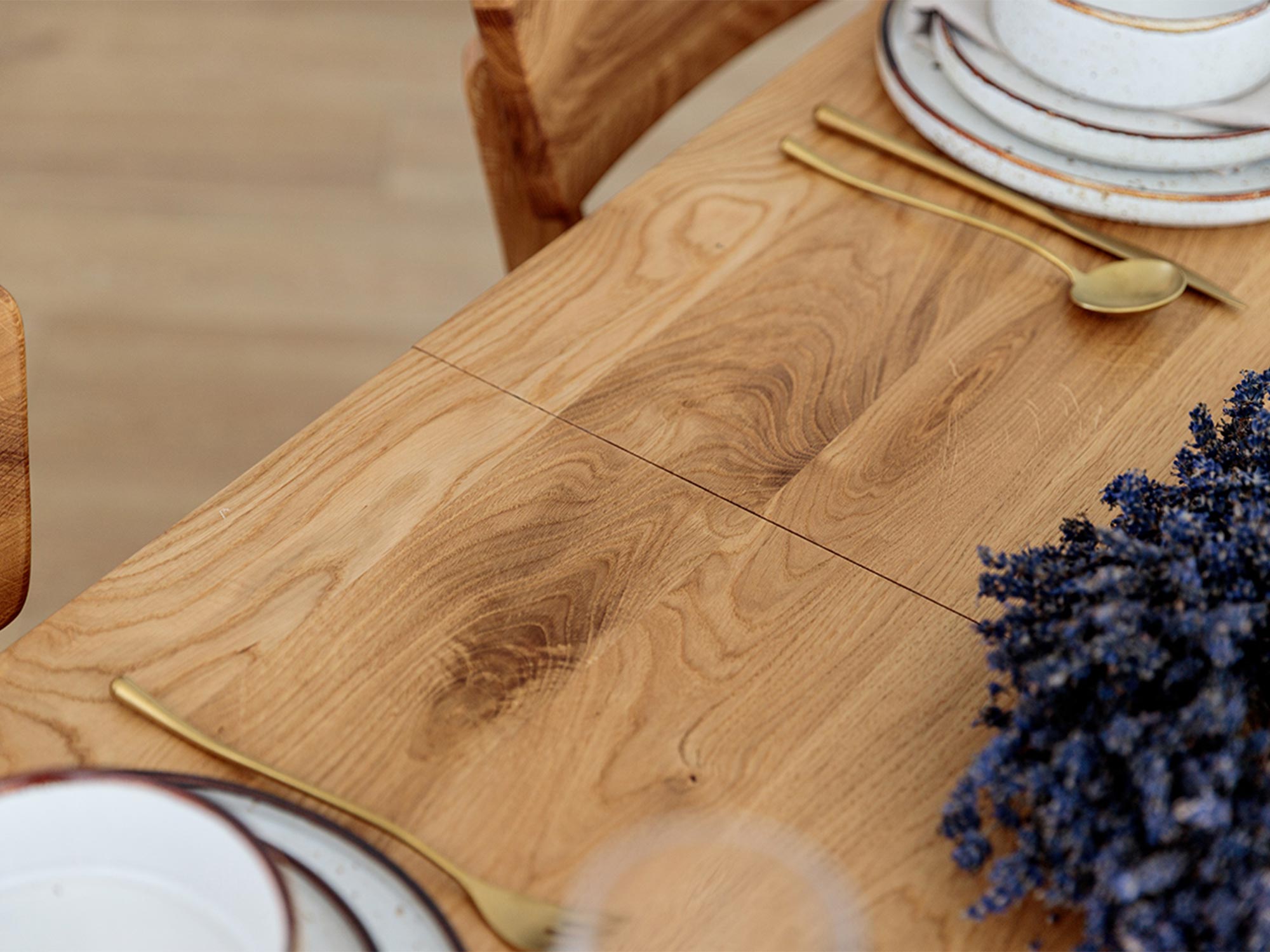 Detal łączenia blatu stołu dębowego, klasyczny design