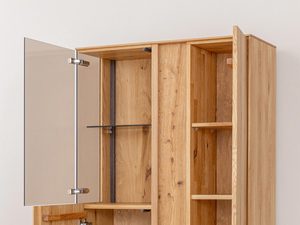 Miniaturka 2 - Wysoka witryna dębowa z półkami, precyzyjne wykończenie