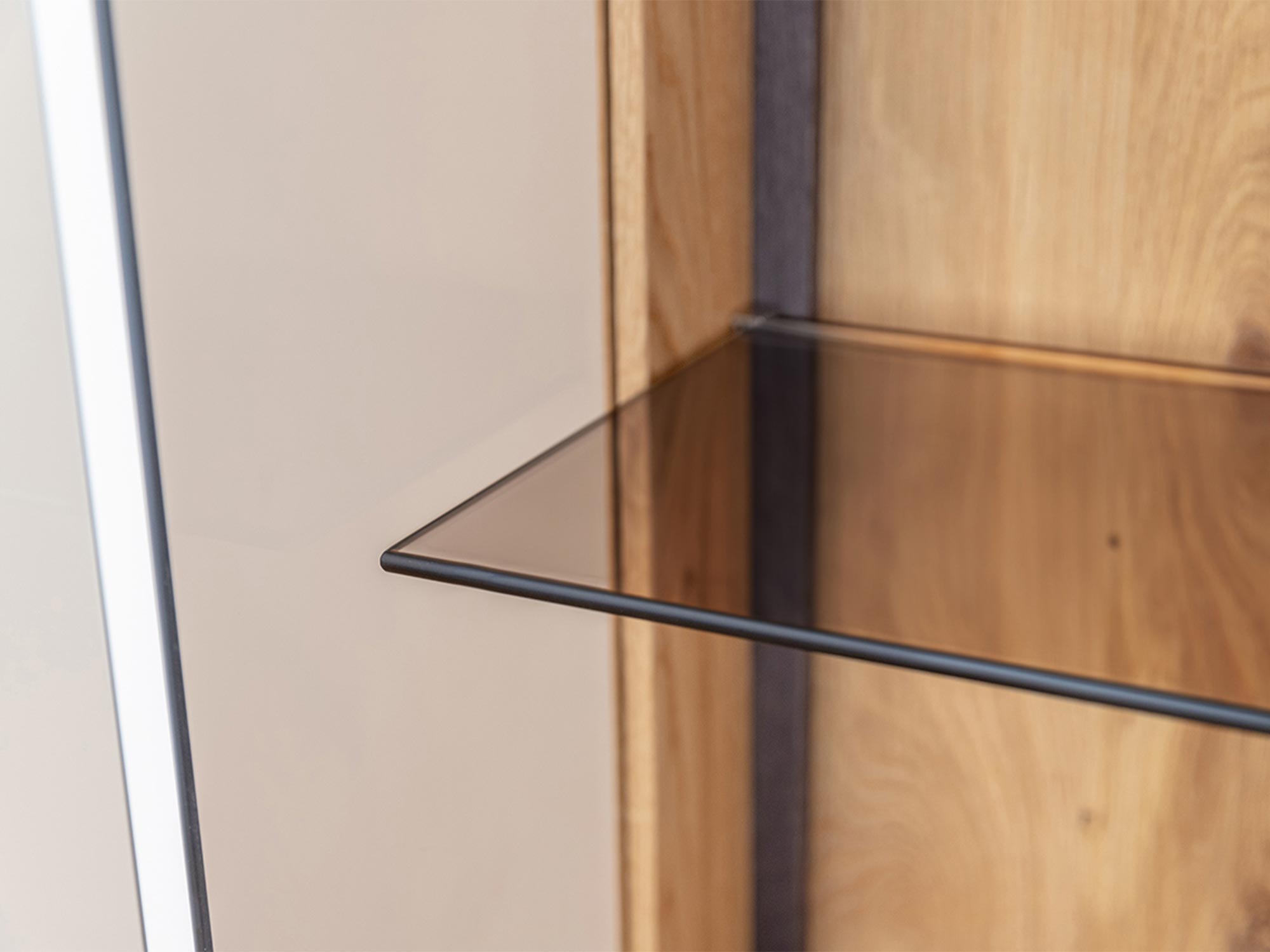 Detal szklanej półki w witrynie dębowej