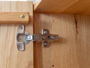 Miniaturka 10 - Detal zawiasu drzwi witryny dębowej, solidne połączenie
