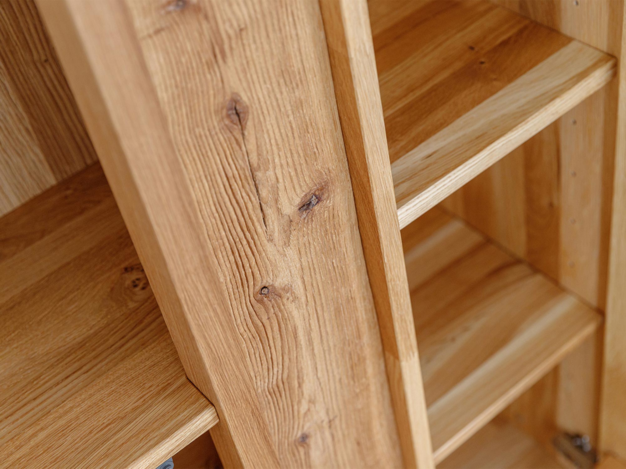 Detal połączenia drewnianych elementów, solidne wykonanie