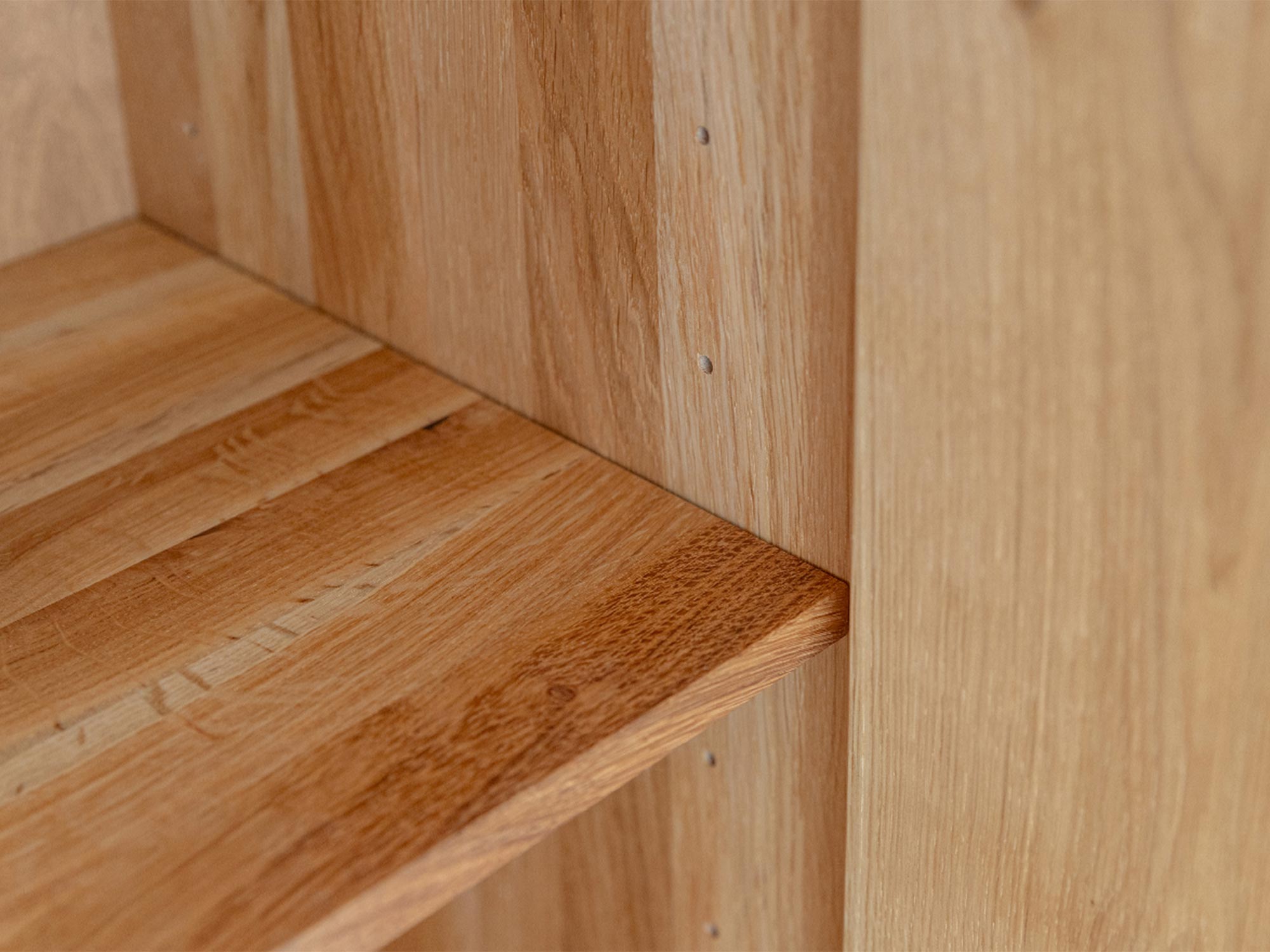 Detal mocowania półki w witrynie dębowej, wytrzymałe drewno