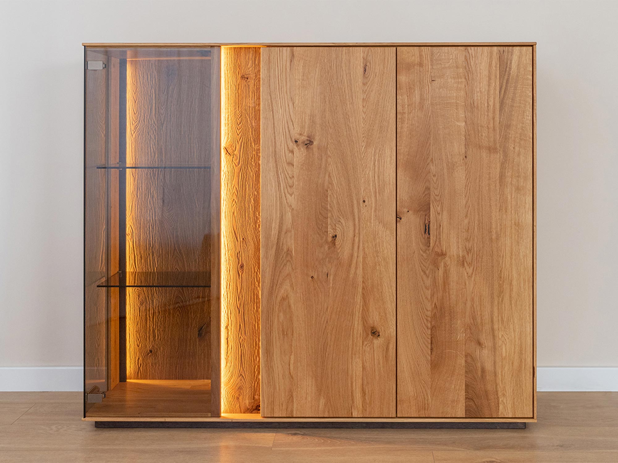 Witryna z litego dębu z przeszklonym frontem