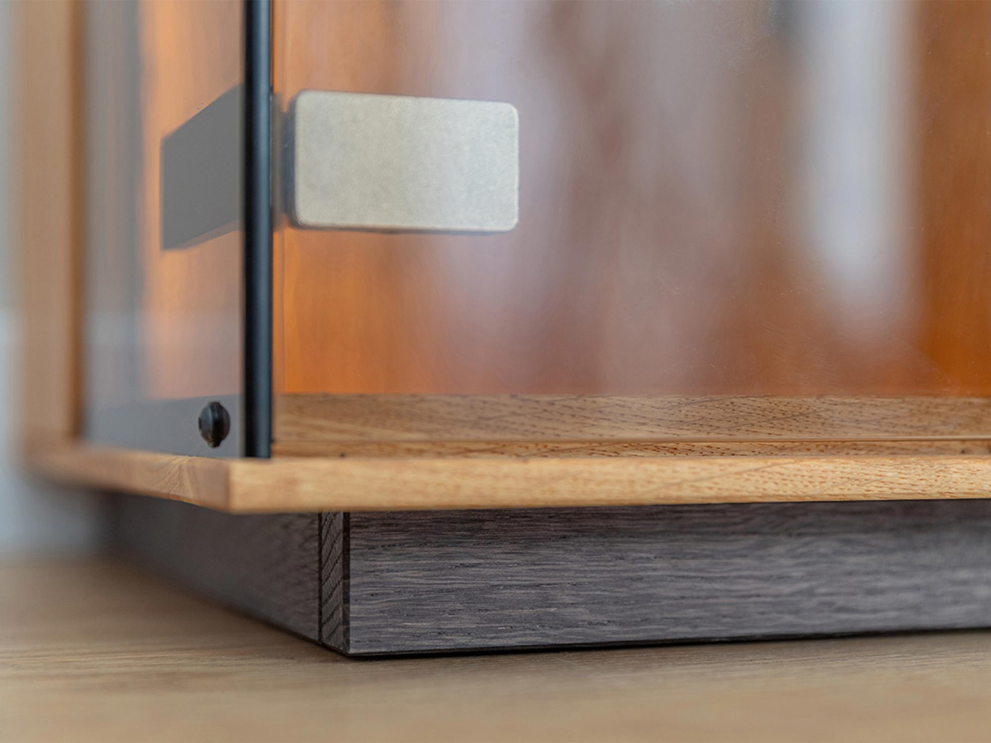 Detal przeszklenia witryny dębowej, nowoczesny design