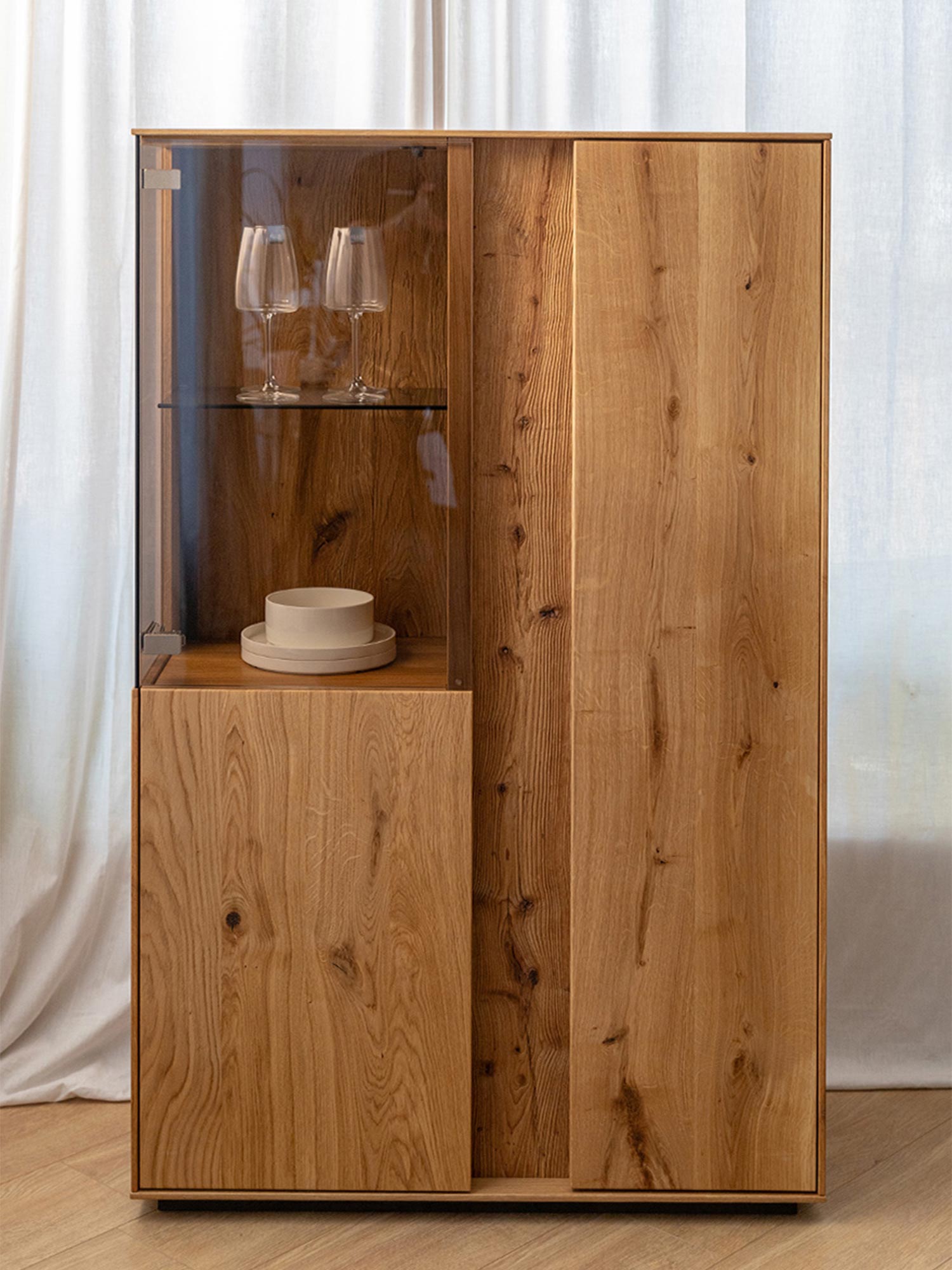 Wysoka witryna dębowa z półkami i przeszkleniem