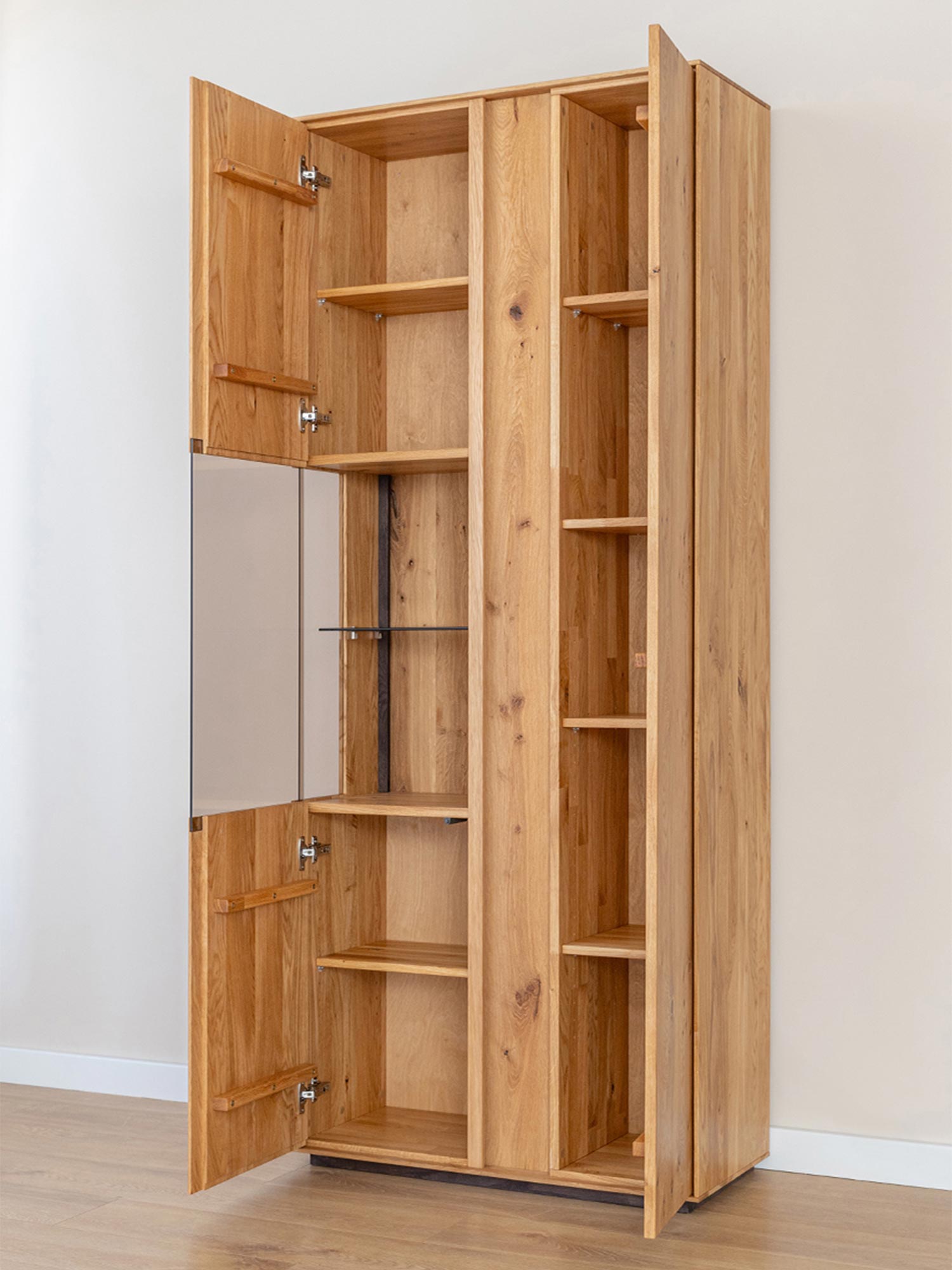 Witryna z drewna dębowego z przeszklonymi drzwiami