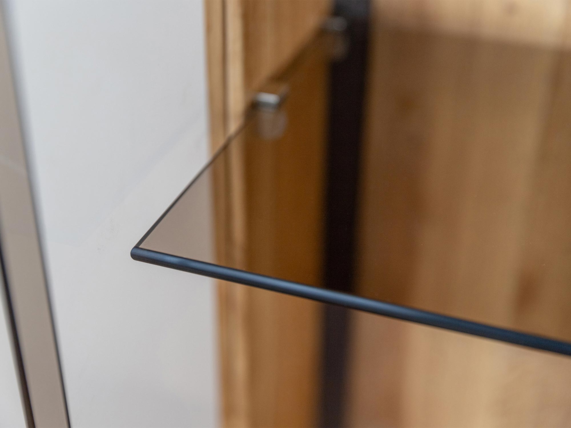 Zbliżenie na półkę szklaną w witrynie dębowej