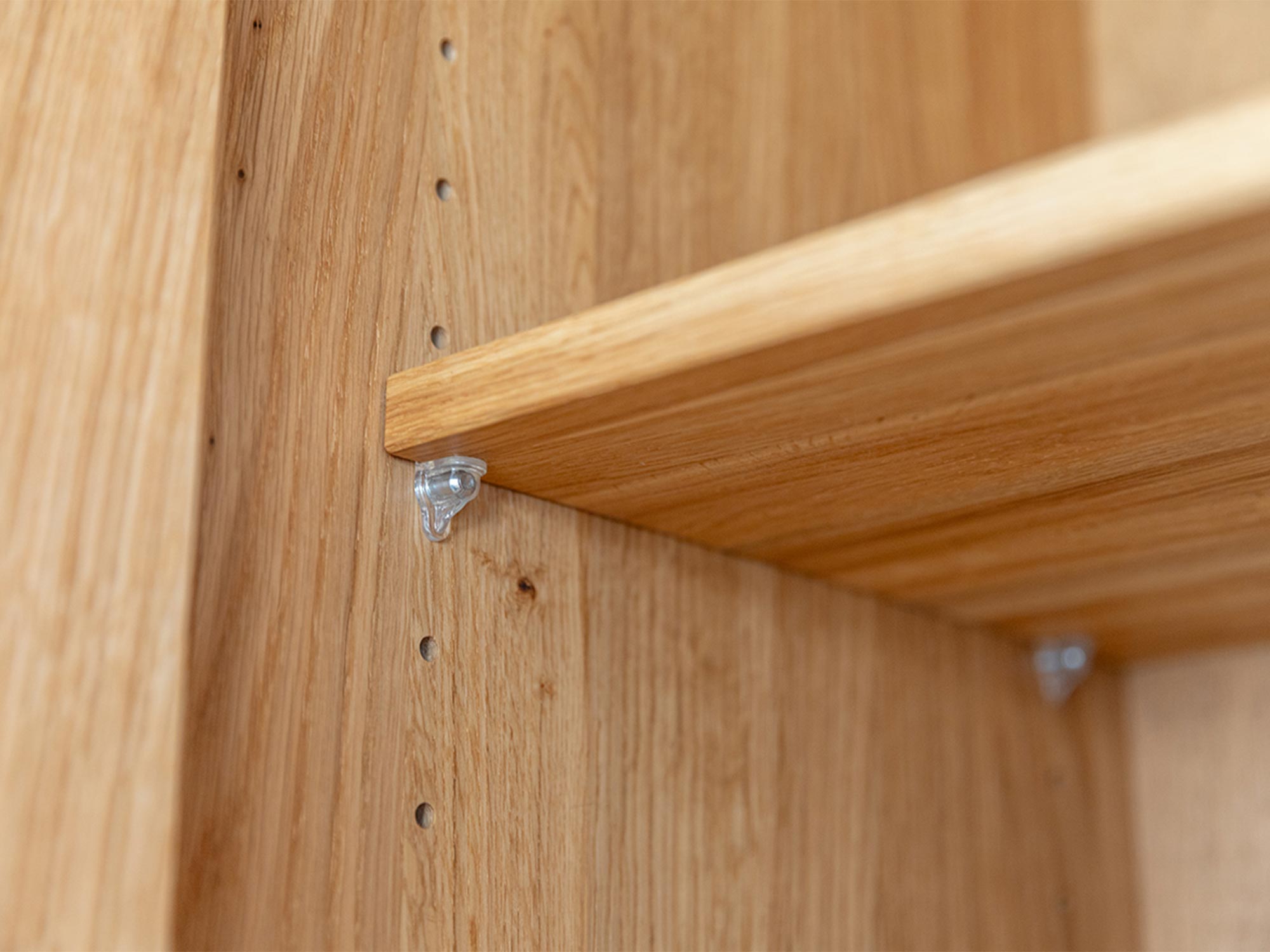 Zbliżenie na półkę drewnianą w witrynie