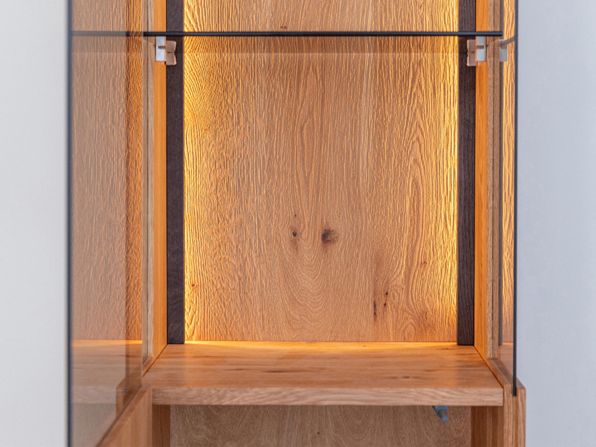 Półka drewniana w witrynie z litego dębu