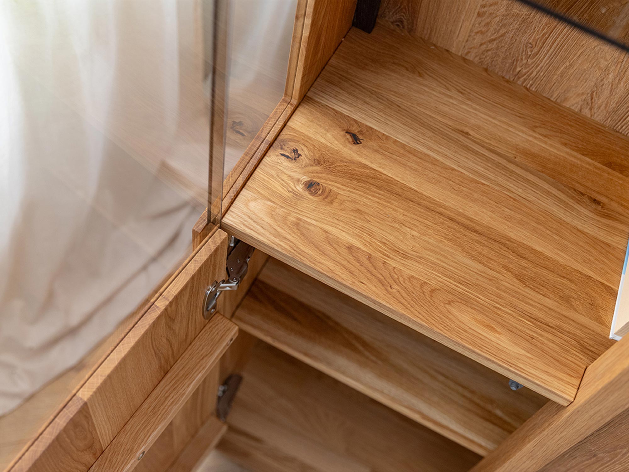 Detal półki w witrynie dębowej z oświetleniem