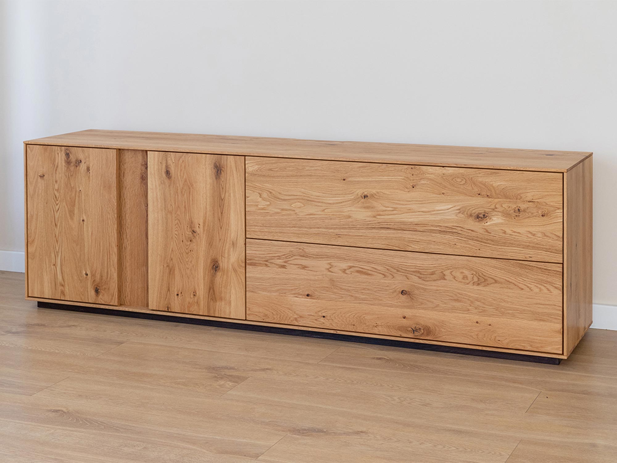 Szafka RTV z litego dębu z półkami i przegrodami