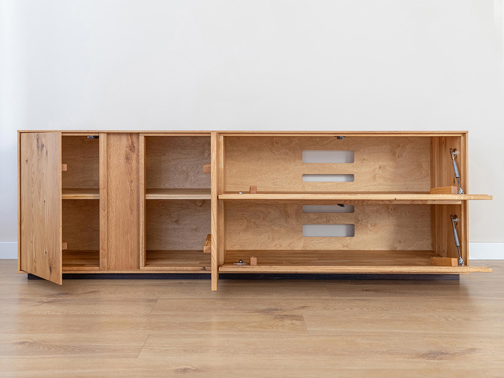 Wnętrze szafki RTV z półkami do przechowywania