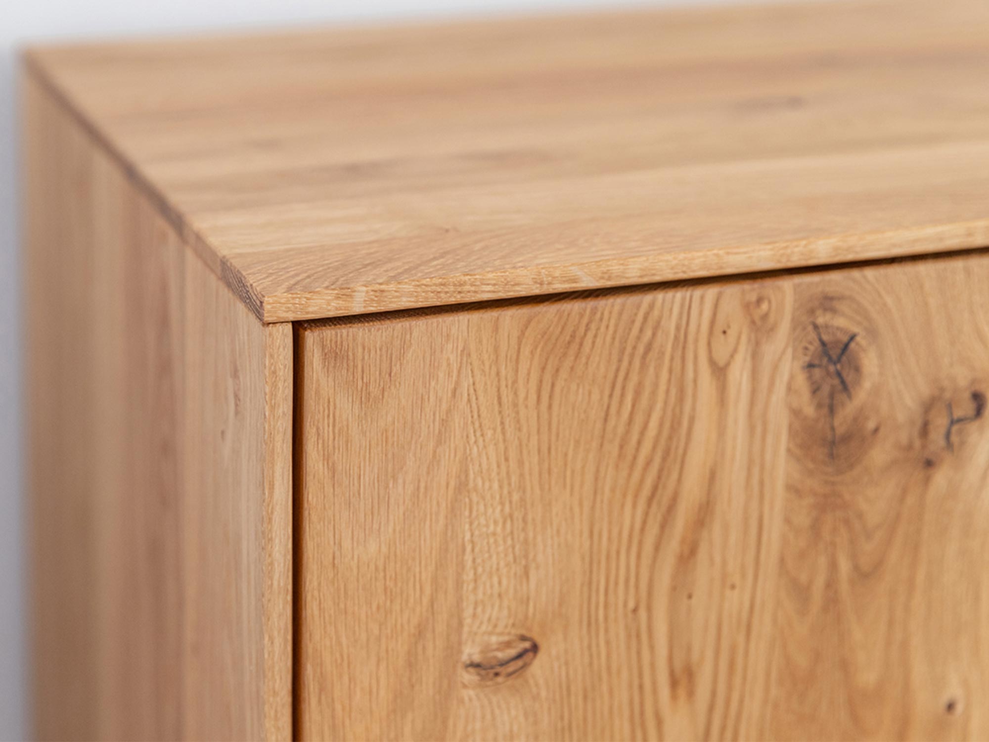 Zbliżenie na naturalne słoje drewna dębowego