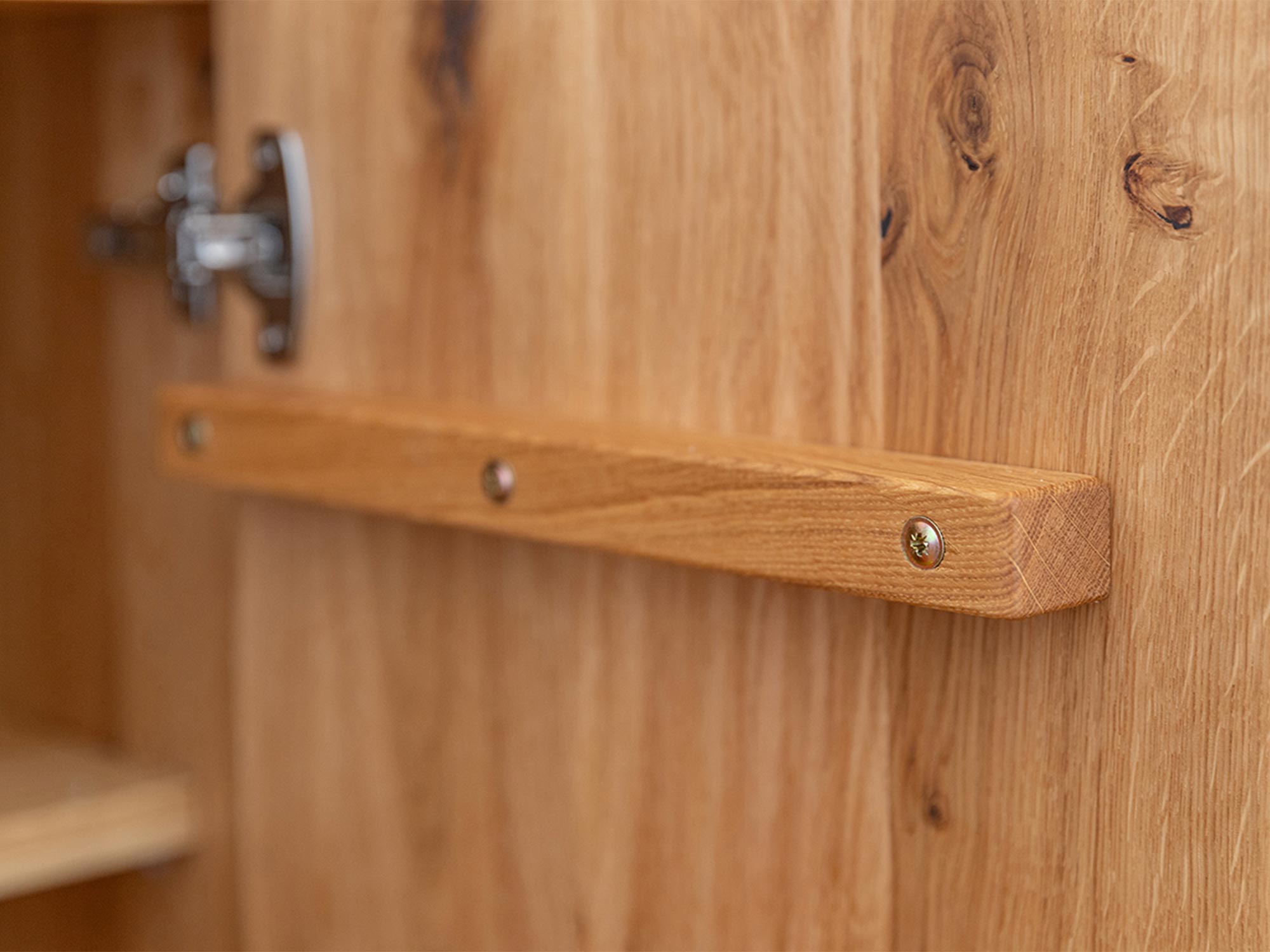 Zbliżenie na detal frontu szafki z litego dębu