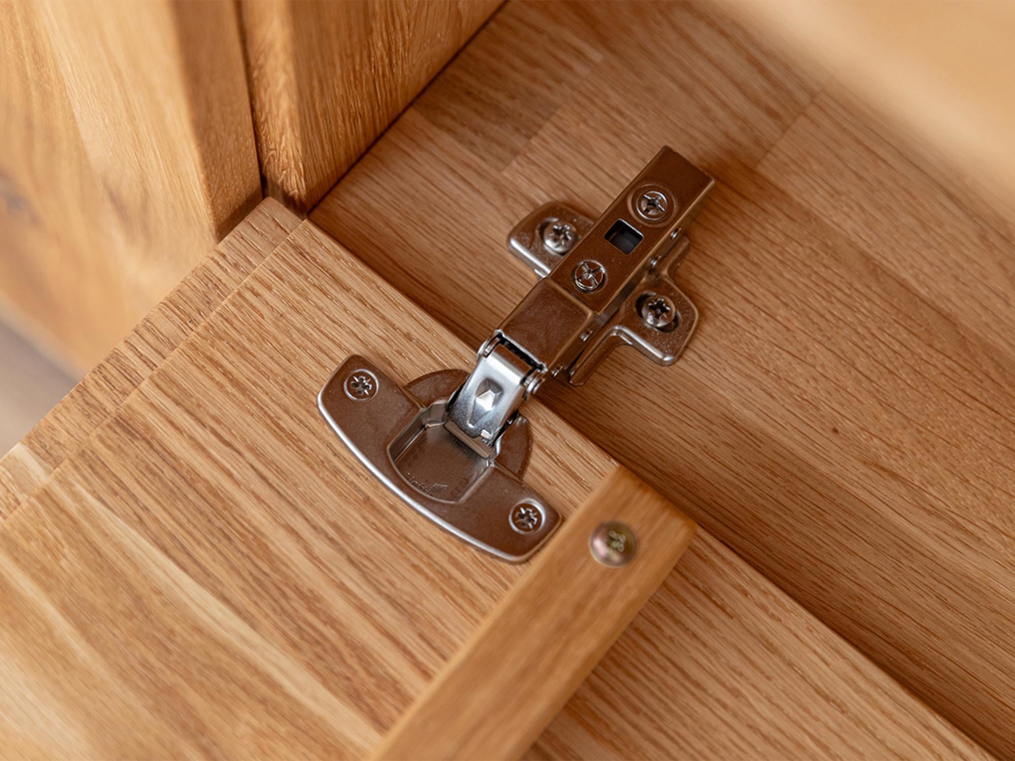 Zawias drzwi szafki z litego dębu