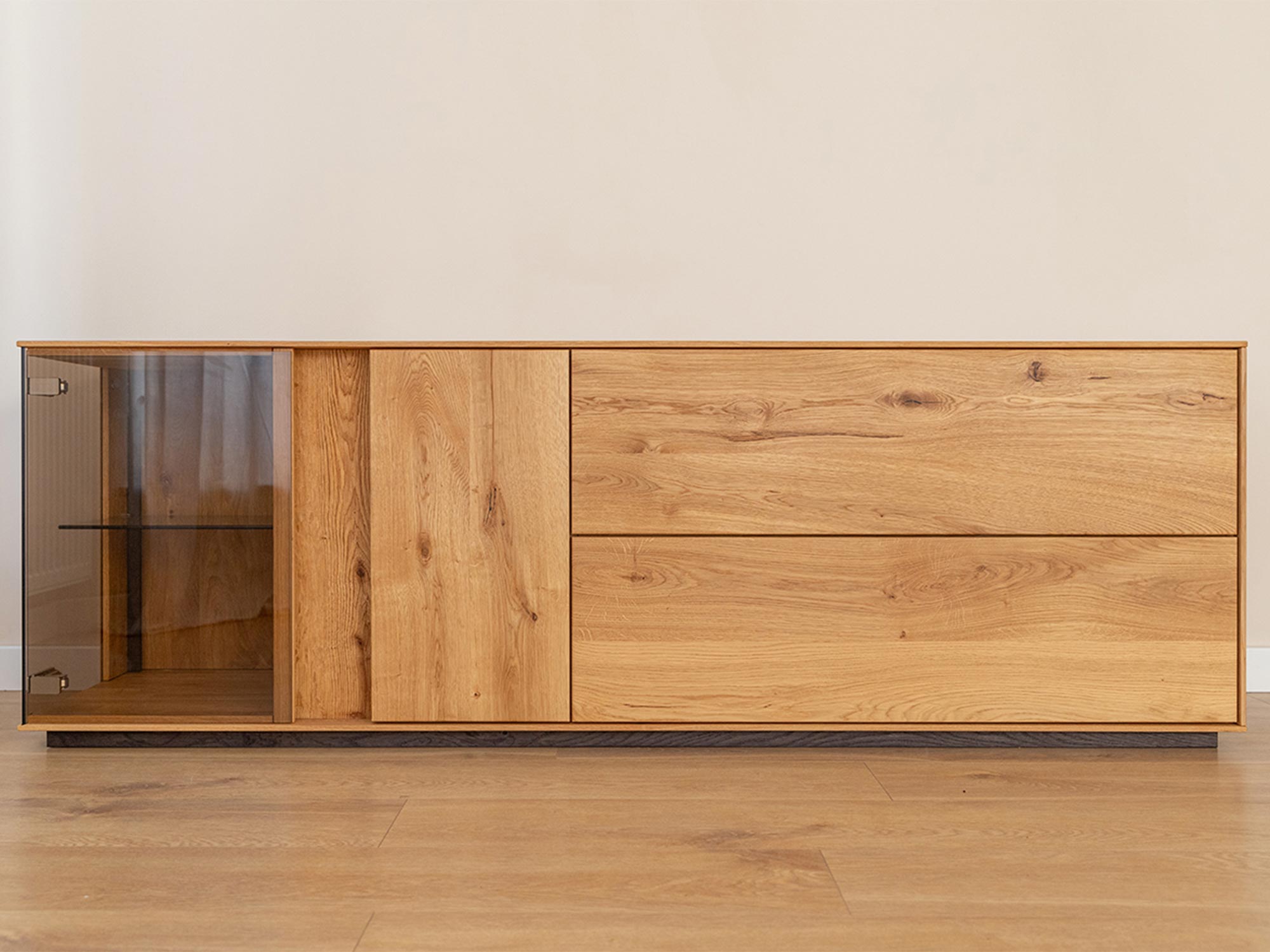 Komoda RTV dębowa z półkami i przegrodami