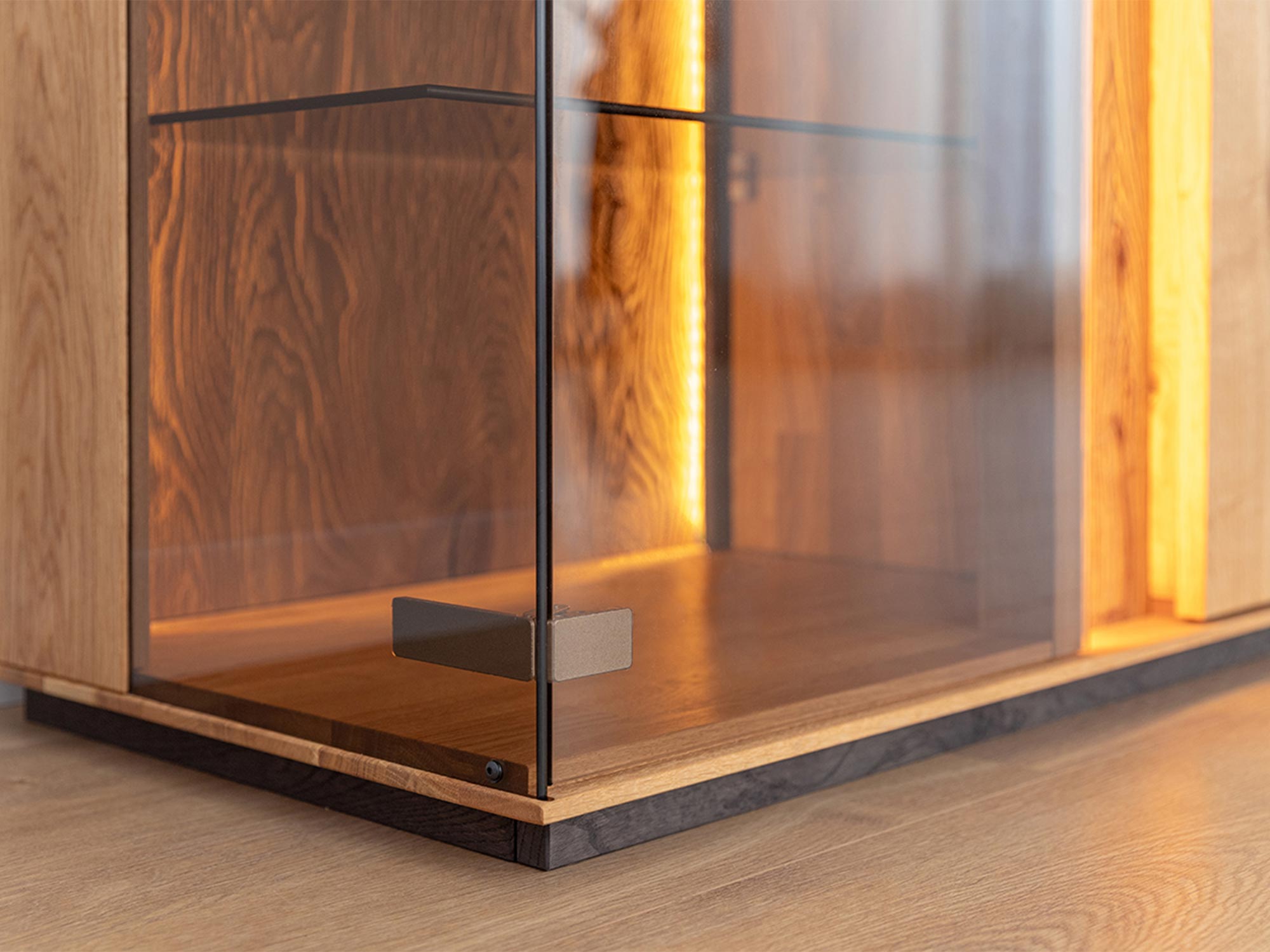 Zbliżenie na detale witryny z litego dębu