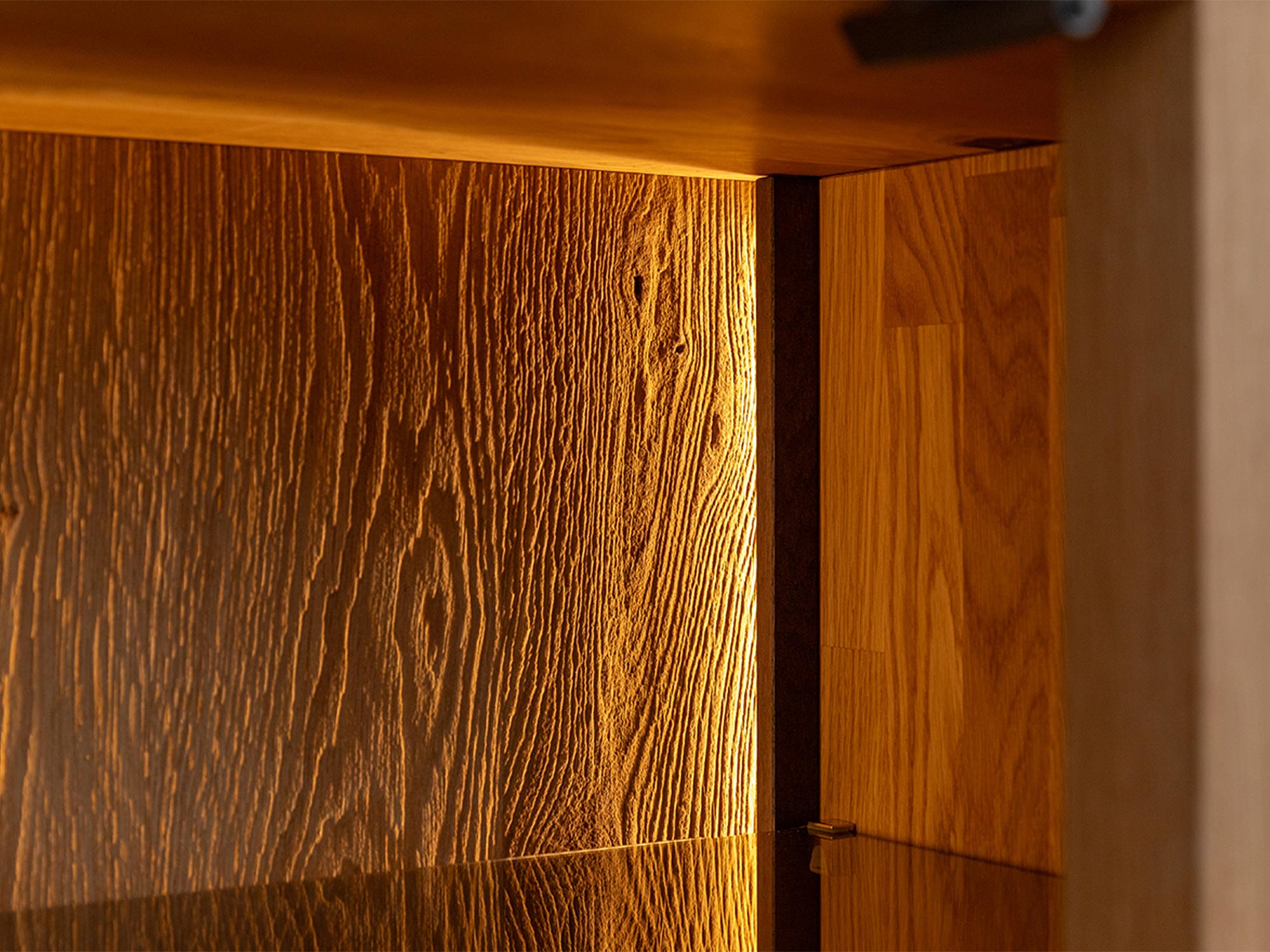 Zbliżenie na słoje drewna dębowego z oświetleniem