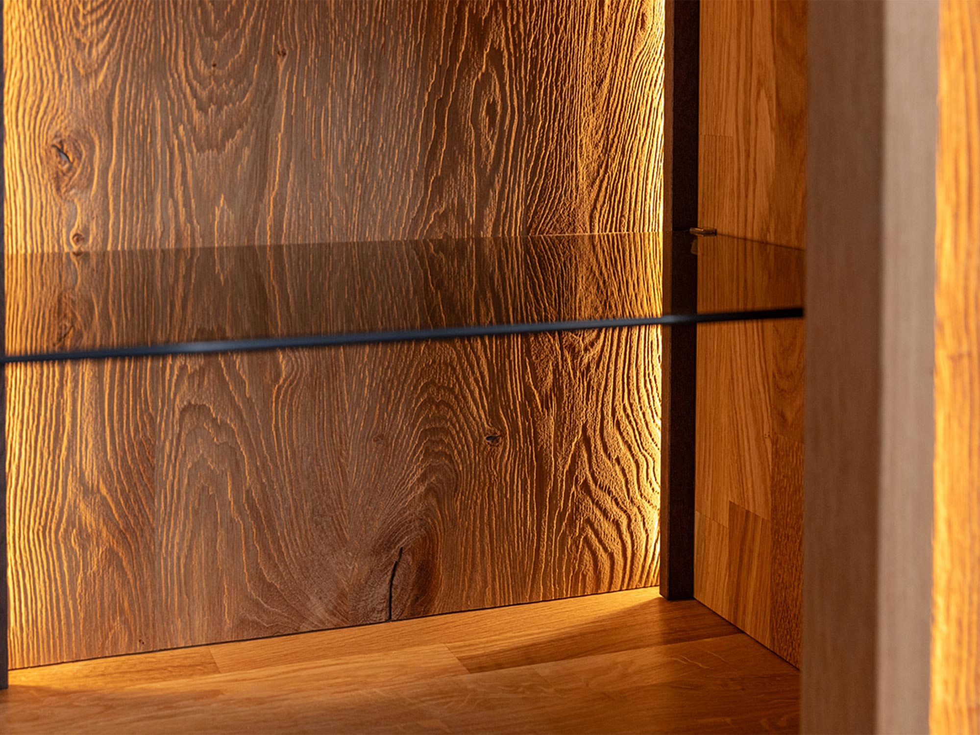 Zbliżenie na półkę szklana w komodzie RTV