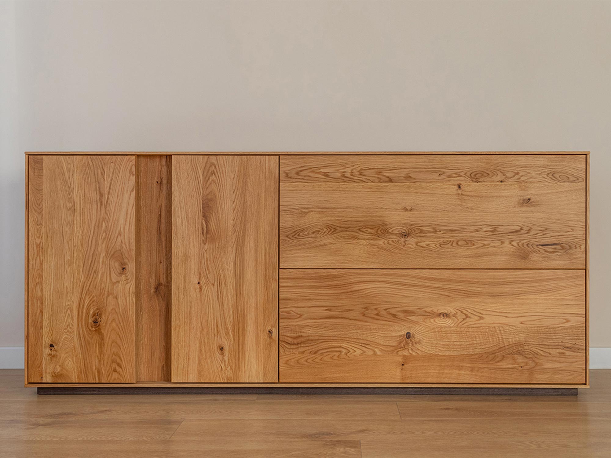 Nowoczesna komoda z litego drewna do salonu