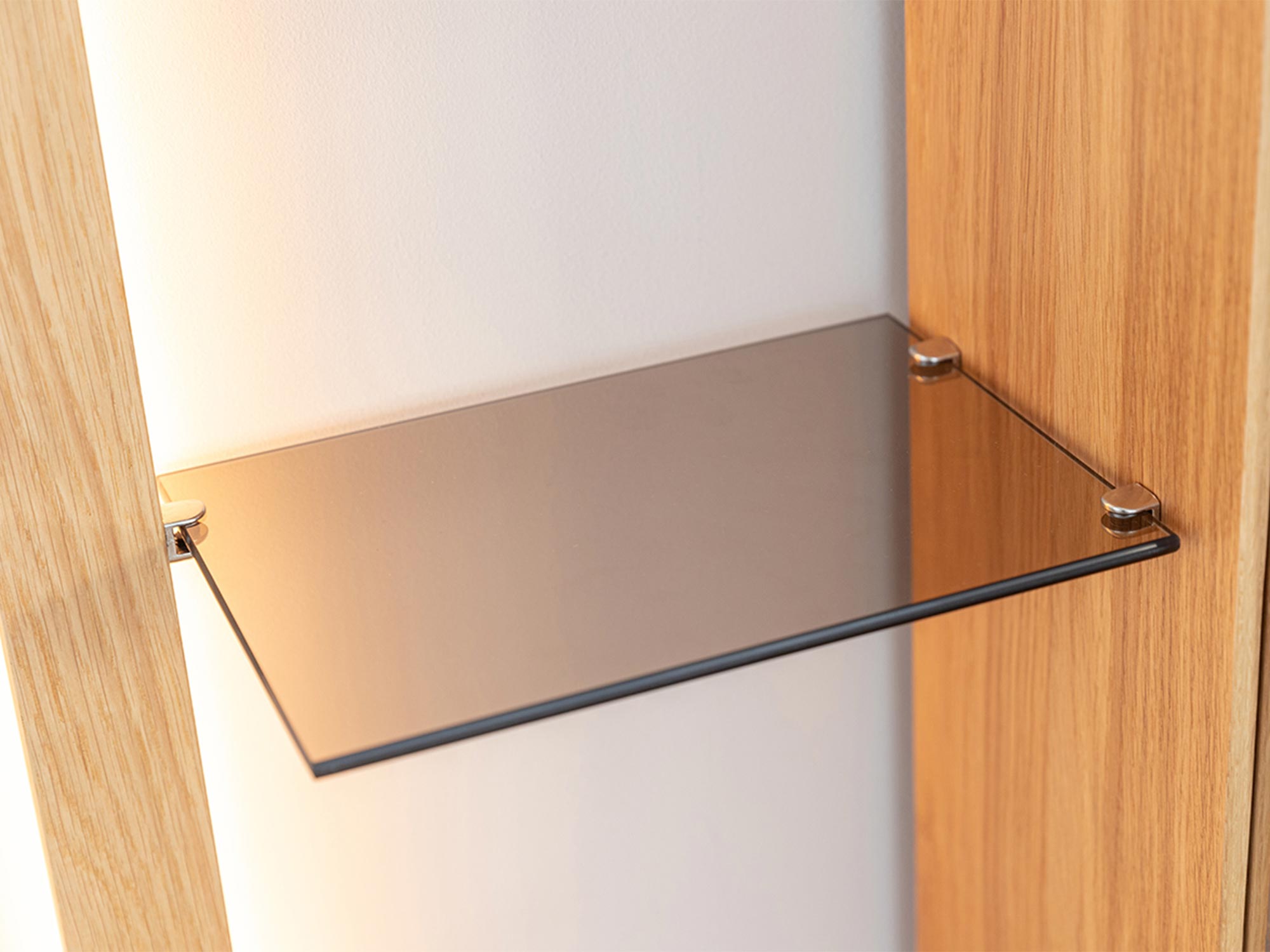 Szklana półka do witryny z oświetleniem LED