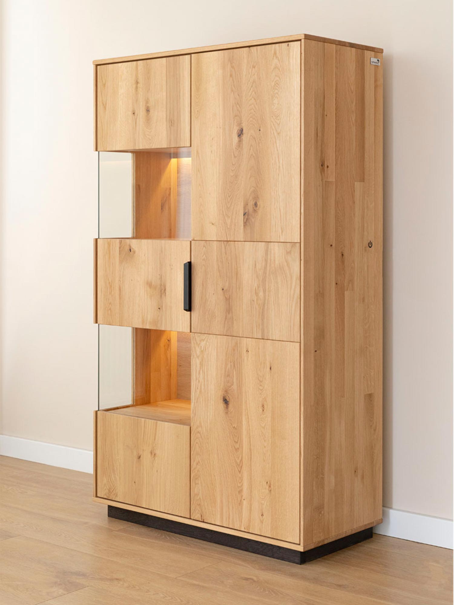 Witryna z litego drewna z podświetleniem i eleganckimi frontami