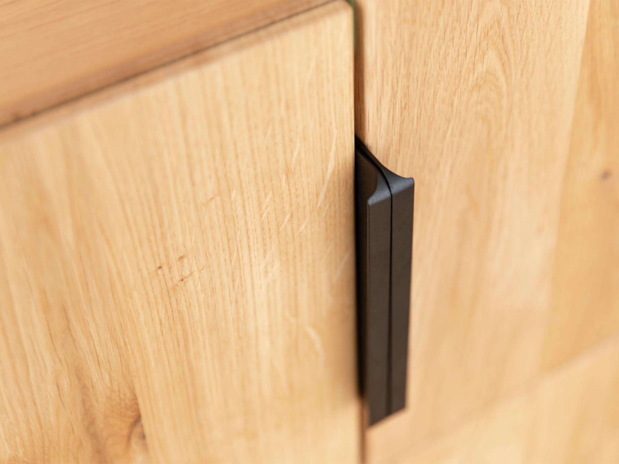 Detal frontu witryny z litego drewna dębowego