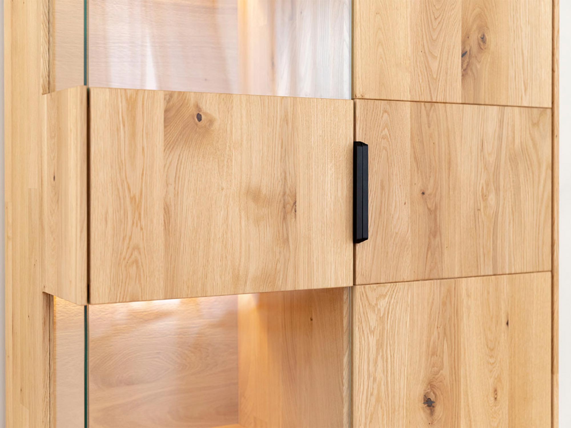 Witryna dębowa z podświetleniem i czarnymi akcentami