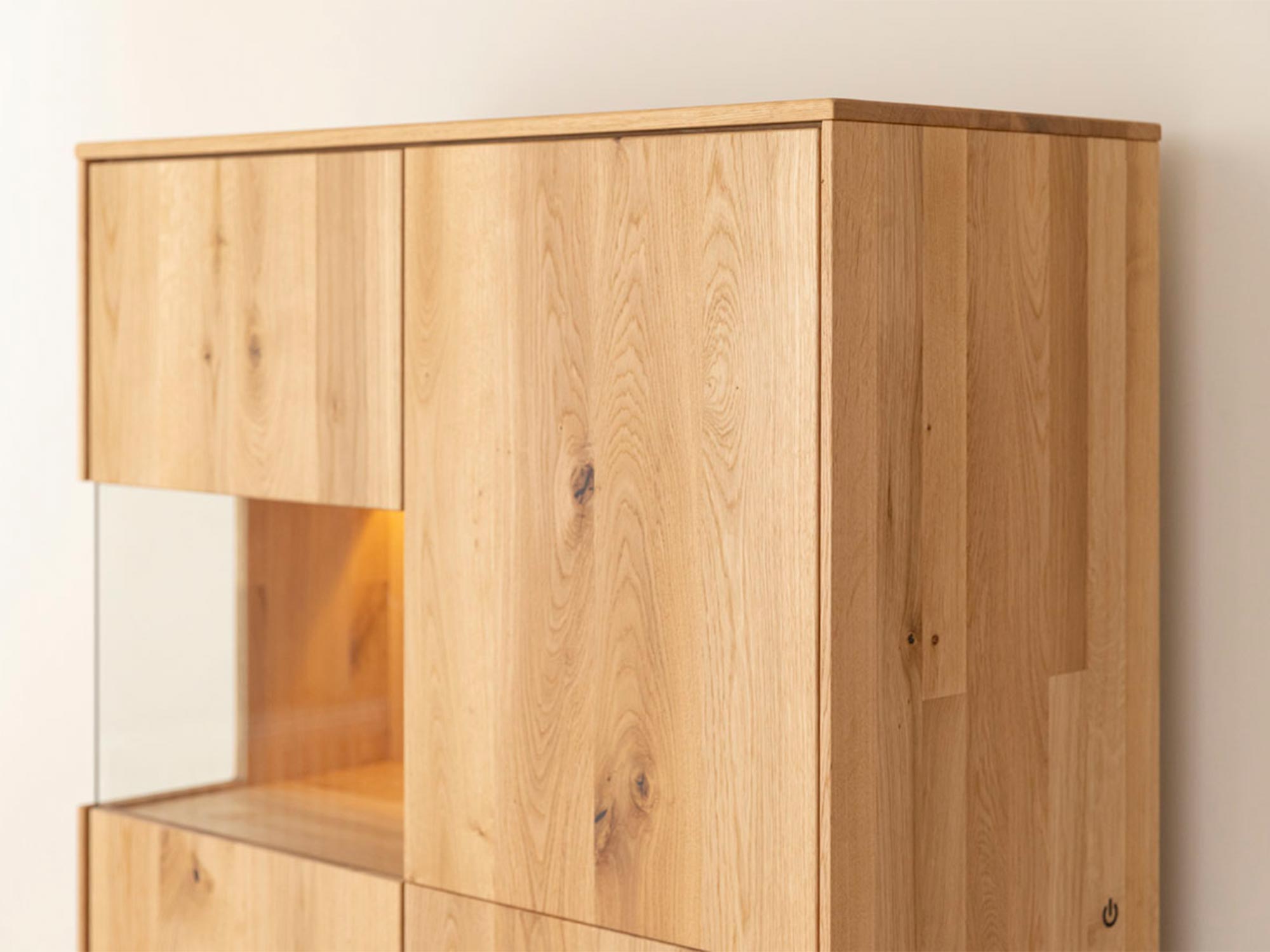 Witryna z litego dębu z podświetleniem LED i industrialnym designem