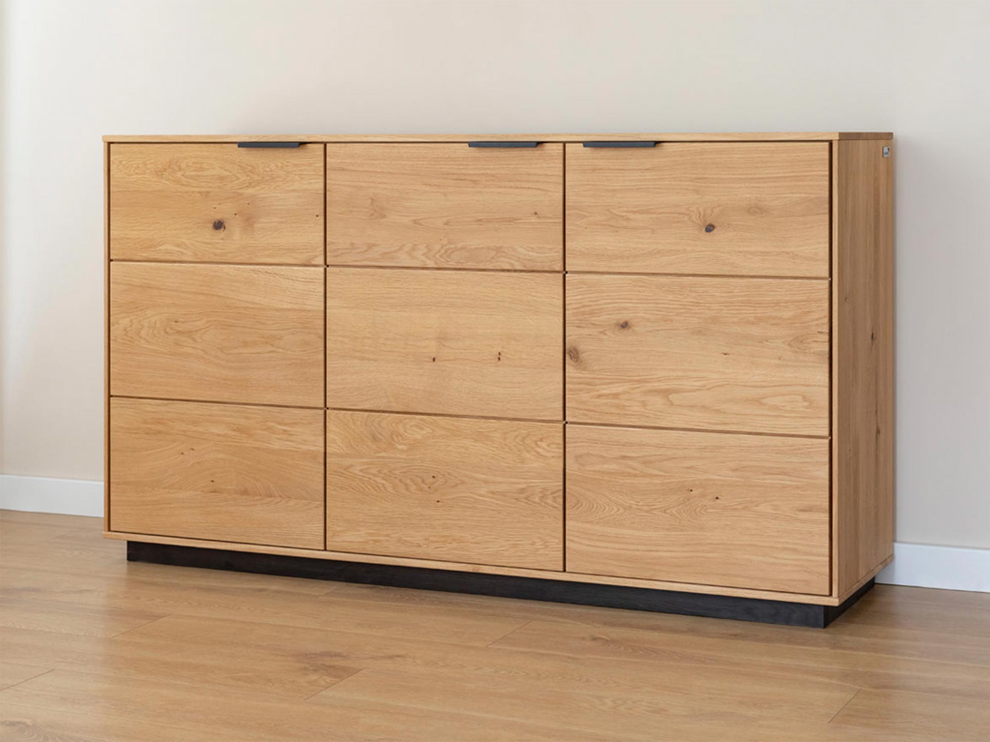 Drewniana komoda z eleganckim wykończeniem do salonu